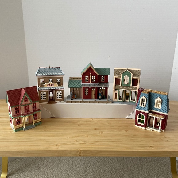 Lot 5 Hallmark Ornaments Nostalgic Houses & Shops 1996-99 NO boxes Halls Station - Picture 1 of 12